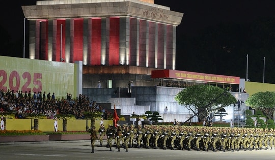 Khoảnh khắc đặc biệt tại Quảng trường Ba Đình đêm tổng hợp luyện diễu binh, diễu hành