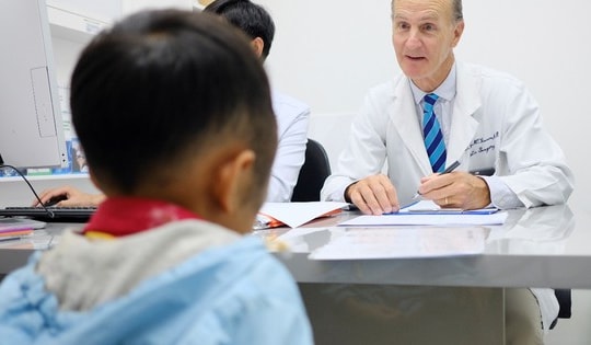 GS.BS McKay McKinnon - Chuyên gia phẫu thuật khối u khổng lồ, dị dạng phức tạp nổi tiếng thế giới trở lại Việt Nam