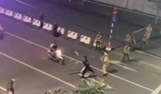 Hai thanh niên đâm xe gây trọng thương công an đối diện nhiều tội danh