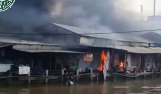 Chồng chém vợ nguy kịch rồi đốt nhà cháy như 'ngọn đuốc' lan ra cả chợ ở Cà Mau