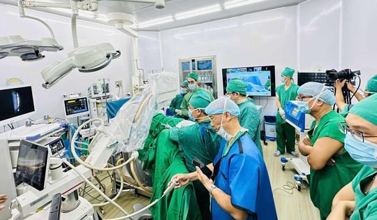 Trình diễn phẫu thuật trực tiếp 6 ca bệnh thận - tiết niệu tại Hội nghị VUNA-HUNA 2025