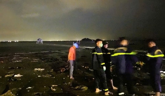 Thanh Hóa: Lực lượng chức năng xuyên đêm tìm kiếm nam sinh mất tích khi tắm biển