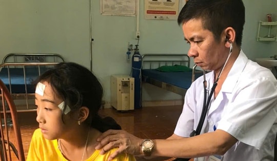 'Ông đỡ' nơi địa đầu Tổ quốc: Hơn cả một thầy thuốc là người thân của dân bản