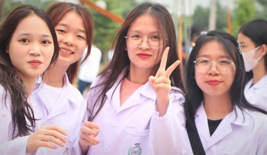 Điểm chuẩn ngành Y Dược 2025: Bức tranh phân hóa và lời giải từ chuyên gia