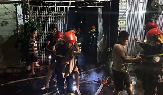 Cháy nhà dân lúc rạng sáng, 7 người mắc kẹt được công an giải cứu