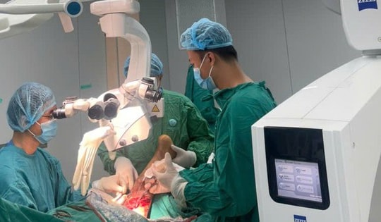 Bệnh nhân không người thân, bác sĩ làm chỗ dựa giúp bệnh nhân giành lại sự sống