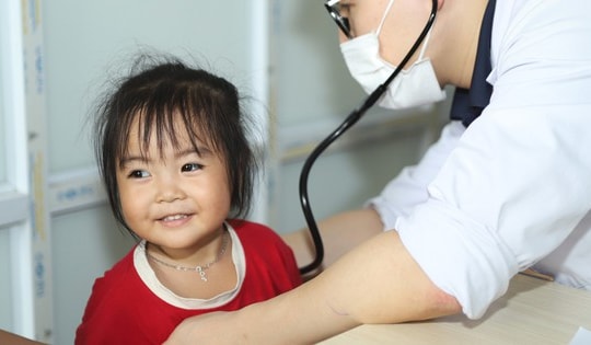 Hơn 1.260 trẻ em xã đảo Minh Châu được khám sức khỏe miễn phí trước năm học mới