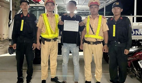 CSGT phát hiện 2 thanh niên điều khiển xe gắn máy sử dụng ma túy