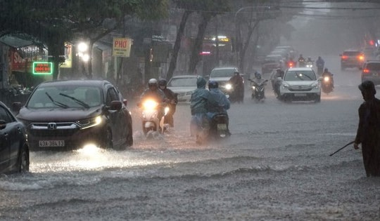 Hà Nội là tâm điểm mưa dông, kéo dài hết ngày 26/8