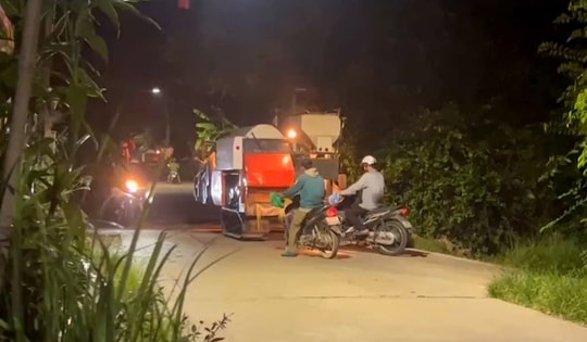 Nông dân Huế xuyên đêm gặt lúa ứng phó bão số 5