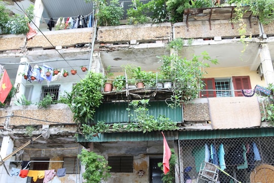 Di dời khẩn cấp hơn 1.300 người dân khỏi chung cư cũ trước bão