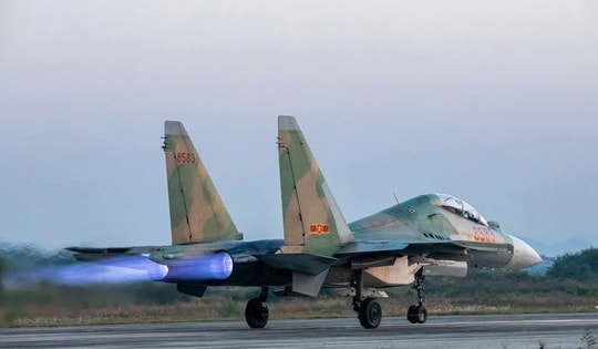 [TRỰC TIẾP] Đội bay SU-30MK2 diễn tập trên bầu trời Quảng trường Ba Đình