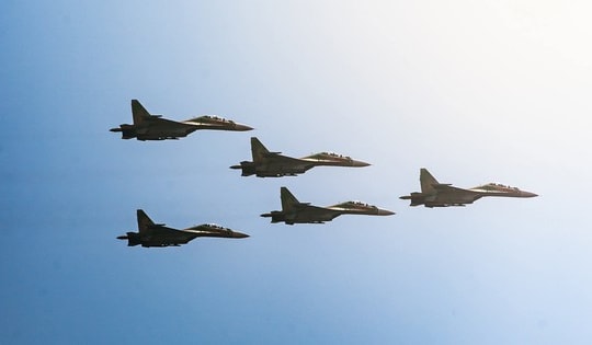 Khoảnh khắc máy bay quân sự trên bầu trời Hà Nội: Hàng triệu ánh mắt hướng về một niềm tự hào