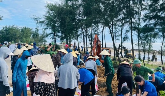Hà Tĩnh: Hơn 400 người gia cố đê biển phòng chống bão số 5