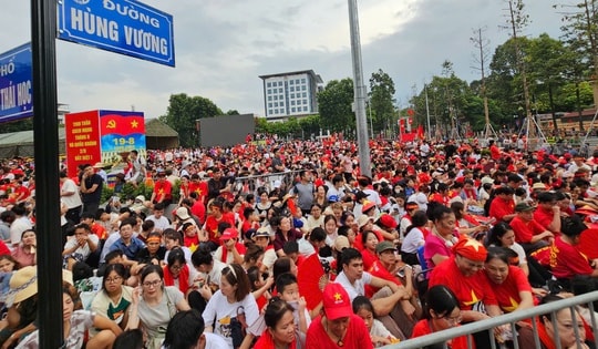 [TRỰC TIẾP] Dòng người đổ về Quảng trường Ba Đình không ngớt