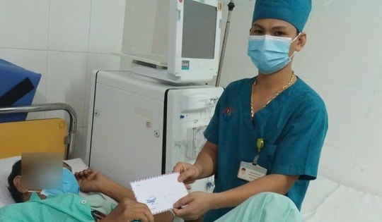 Người bệnh khó khăn ở Khánh Hoà được tặng thẻ BHYT