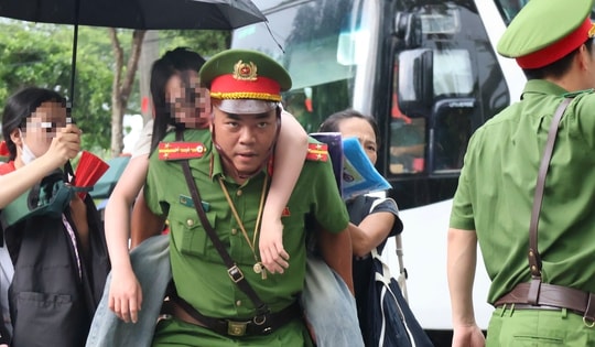 Công an, CSGT Hà Nội liên tiếp hỗ trợ người dân gặp sự cố sức khỏe khi xem tổng hợp luyện Quốc khánh