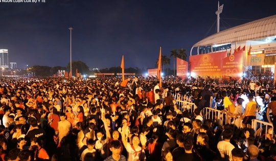 Hàng nghìn người đổ về sân Mỹ Đình xem dàn pháo lễ khai hỏa