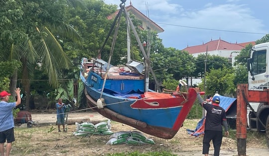 Người dân Quảng Trị gặt đêm, cẩu thuyền lên bờ trước bão số 5