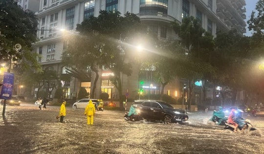 Chiều nay Hà Nội mưa dông mạnh