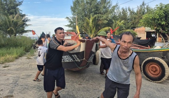 Người dân Hà Tĩnh hối hả chống bão