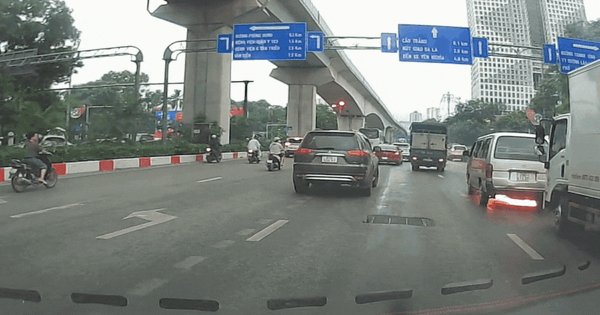 Ô tô cháy trơ khung, trôi tự do đâm rào chắn trên đường Trần Phú