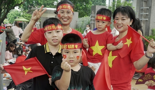 Người dân đổ về Quảng trường Ba Đình chờ đến 20h xem tổng hợp luyện diễu binh, diễu hành