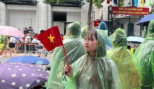 Người dân 'đội mưa' chờ xem tổng hợp luyện diễu binh, diễu hành