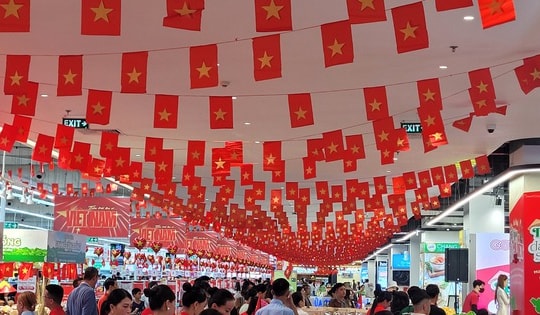 Kệ hàng, siêu thị phủ kín sắc đỏ cờ Tổ quốc chào mừng Quốc khánh 2/9