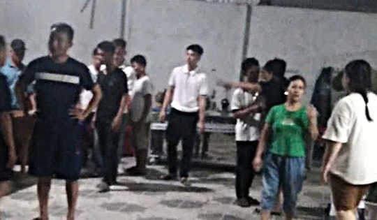 Người đàn ông bị điện giật tử vong khi chằng chống mái tôn