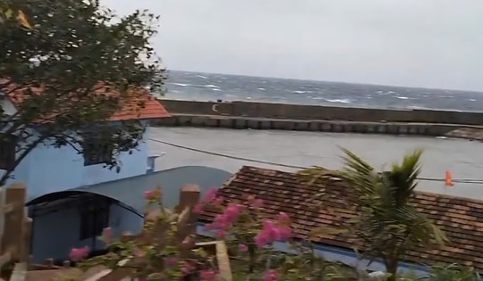 Đảo Cồn Cỏ gió mạnh cấp 7, ngành y tế Quảng Trị kích hoạt ứng phó bão số 5