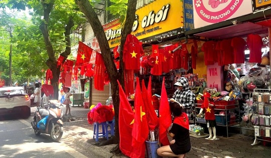 Trang phục yêu nước 'lên ngôi' dịp Lễ Quốc khánh 2/9