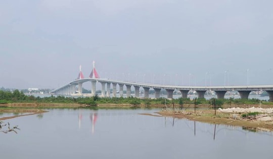 Tạm dừng lưu thông qua cầu Cửa Hội do bão mạnh