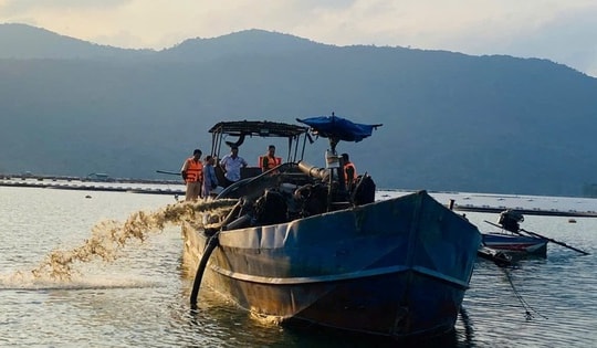Đang bơm hút cát trái phép trên sông thì bị công an phát hiện