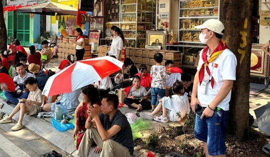 Người Hà Nội phát nước, bật quạt phục vụ người dân xem diễu binh: 'Tôi chỉ muốn đồng bào mình thật vui'