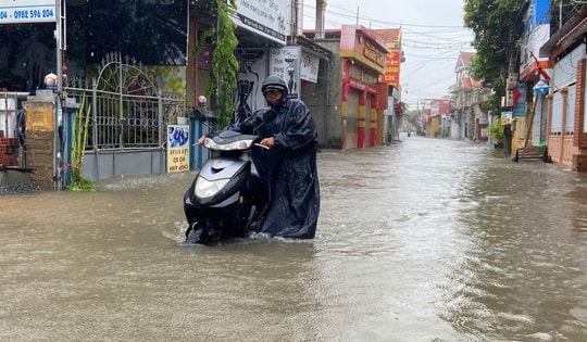 Bão số 5 di chuyển thần tốc, người dân vùng tâm bão không nên ra đường vào chiều nay