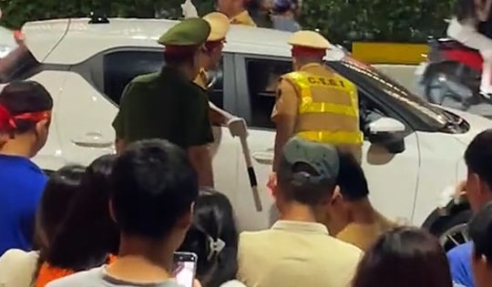 Đại úy CSGT kể giây phút dẫn đường cứu bé sơ sinh sặc sữa giữa 'biển người' xem tổng hợp luyện