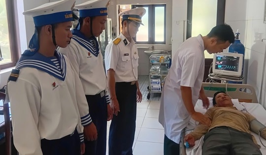 Đang khai thác hải sản trên biển, một ngư dân bị đột quỵ não