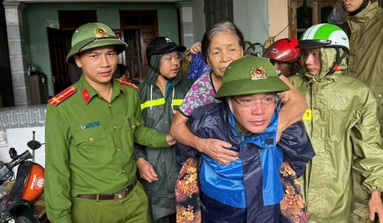 Công an Thanh Hóa dầm mưa cõng dân đến nơi an toàn