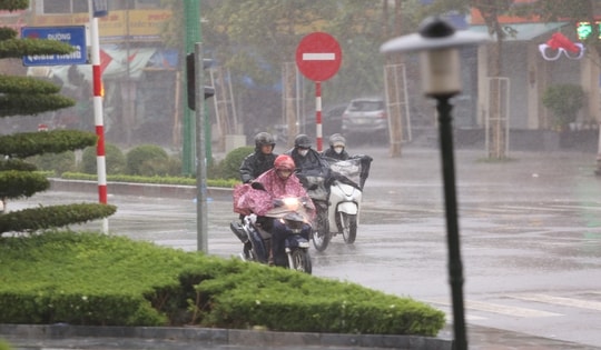 Nghệ An căng mình ứng phó bão số 5, phố xá vắng lặng từ sáng sớm