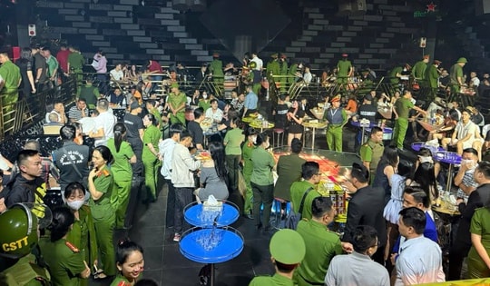 Hàng trăm chiến sĩ công an kiểm tra một quán bar, phát hiện nhiều vi phạm