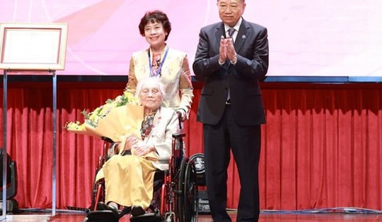 Trao danh hiệu Anh hùng lao động cho nguyên Phó Chủ tịch nước Nguyễn Thị Bình