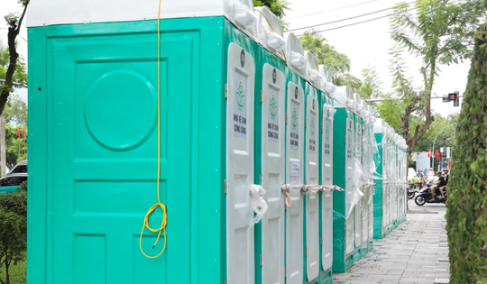 Đi vệ sinh ở đâu khi xem diễu binh, diễu hành?