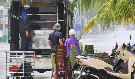 Thanh Hóa mưa trắng trời, gió rít từng cơn trước giờ bão đổ bộ