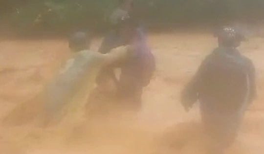 Video cán bộ xã vượt lũ dữ sơ tán dân bản đến nơi an toàn