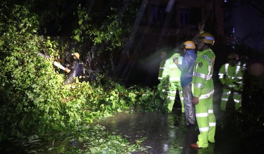 Hàng nghìn chiến sĩ công an xuyên đêm giúp nhân dân khắc phục hậu quả bão số 5