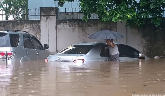 Nhiều tuyến đường ngập sâu, ô tô 'ngâm mình' trong nước, chủ xe sốt ruột chờ trời tạnh