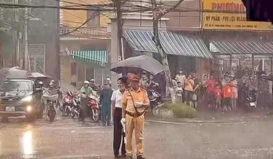 Giữa cơn mưa ngày tổng hợp luyện Quốc khánh, một hành động nhỏ khiến nhiều người ấm lòng