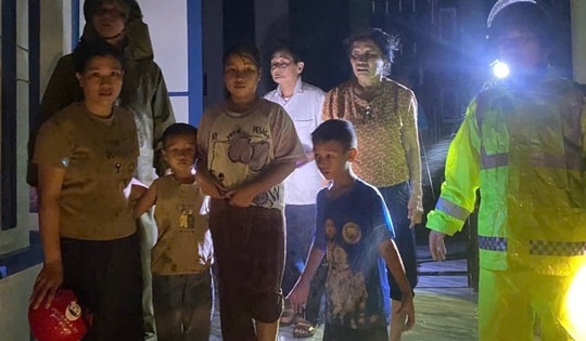 Ngôi nhà tốc mái, cụ già và 3 đứa trẻ được cứu trong đêm