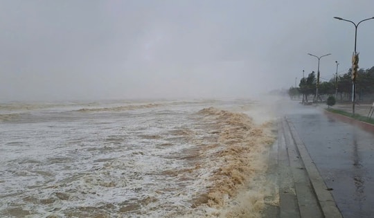 Những điểm đặc biệt dị thường ở cơn bão số 5 báo hiệu mùa mưa bão cực kỳ phức tạp